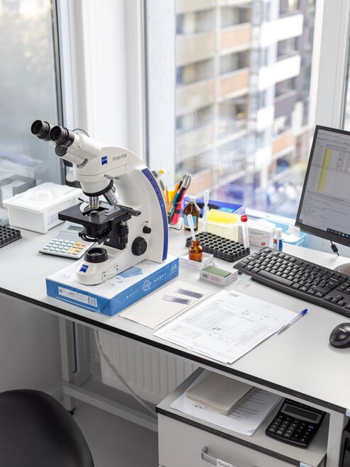 Fundermax Inneneinrichtung Laboratorium Dila aus Max Schichtstoff HPL im Dekor 0074 sowie der Oberfläche FH