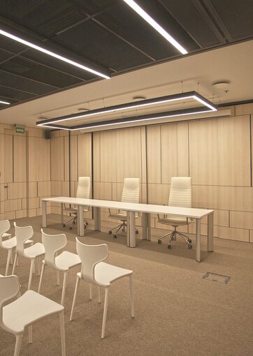 Fundermax Wandverkleidung Seminarraum AEQUO aus Max Compact Interior im Dekor 0102 sowie der Oberfläche FH