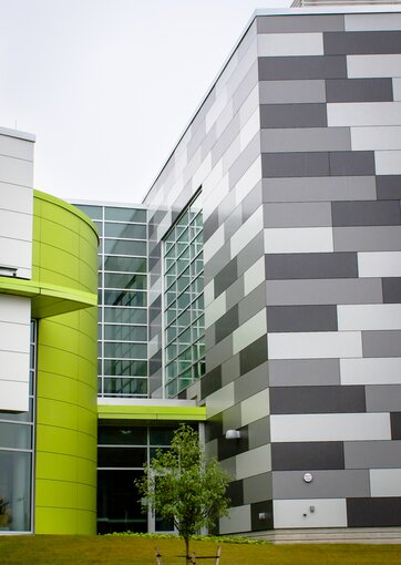 Fundermax Fassade Akademie für fortgeschrittenes Design und Technologie Goodwin College aus Max Compact Exterior in den Dekoren 0074, 0075, 0077, 0085 und 0725 sowie in der Oberfläche NT