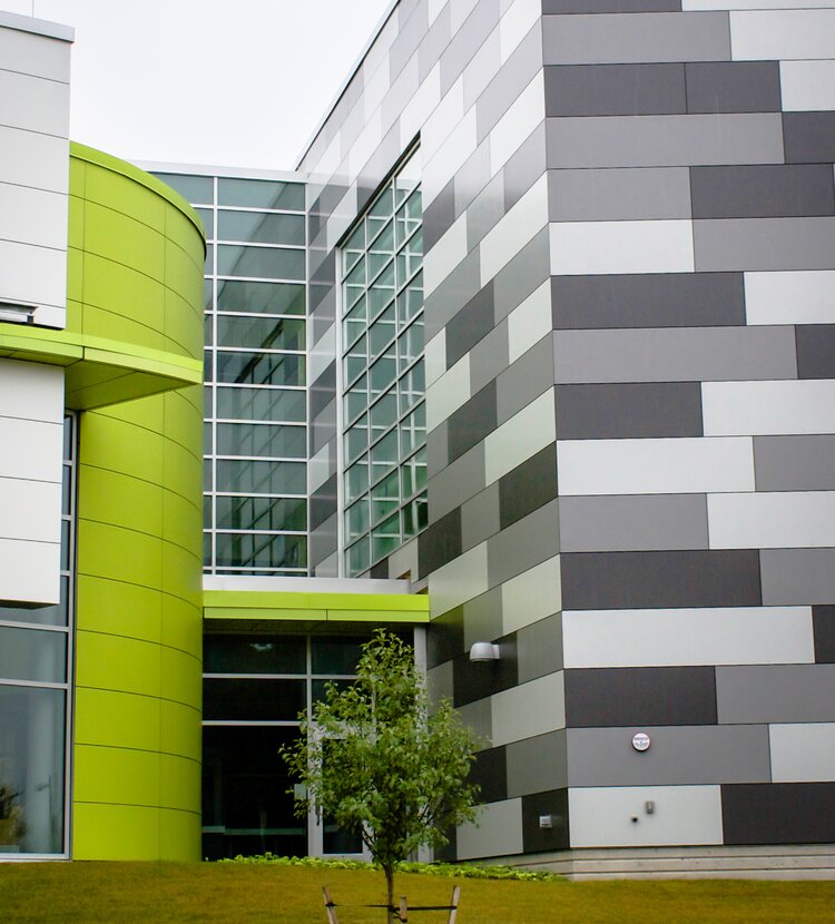 Fundermax Fassade Akademie für fortgeschrittenes Design und Technologie Goodwin College aus Max Compact Exterior in den Dekoren 0074, 0075, 0077, 0085 und 0725 sowie in der Oberfläche NT
