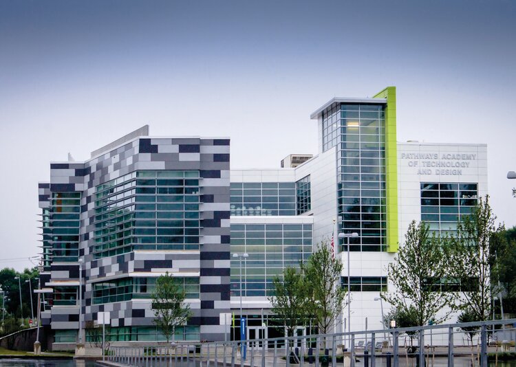 Fundermax Fassade Akademie für fortgeschrittenes Design und Technologie Goodwin College aus Max Compact Exterior in den Dekoren 0074, 0075, 0077, 0085 und 0725 sowie in der Oberfläche NT