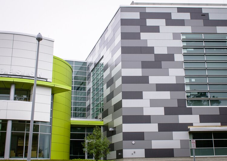 Fundermax Fassade Akademie für fortgeschrittenes Design und Technologie Goodwin College aus Max Compact Exterior in den Dekoren 0074, 0075, 0077, 0085 und 0725 sowie in der Oberfläche NT