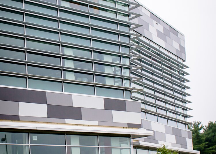 Fundermax Fassade Akademie für fortgeschrittenes Design und Technologie Goodwin College aus Max Compact Exterior in den Dekoren 0074, 0075, 0077, 0085 und 0725 sowie in der Oberfläche NT