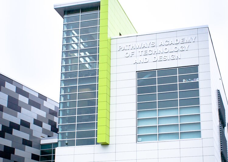 Fundermax Fassade Akademie für fortgeschrittenes Design und Technologie Goodwin College aus Max Compact Exterior in den Dekoren 0074, 0075, 0077, 0085 und 0725 sowie in der Oberfläche NT