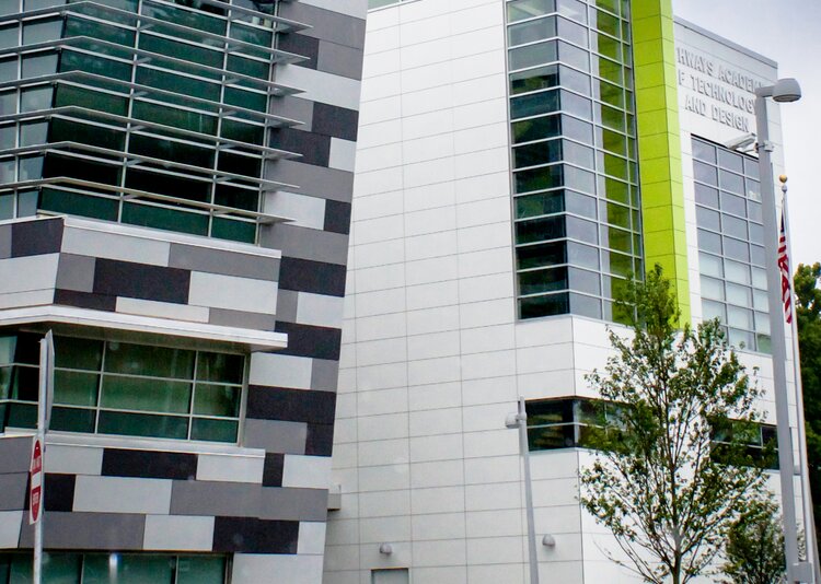 Fundermax Fassade Akademie für fortgeschrittenes Design und Technologie Goodwin College aus Max Compact Exterior in den Dekoren 0074, 0075, 0077, 0085 und 0725 sowie in der Oberfläche NT
