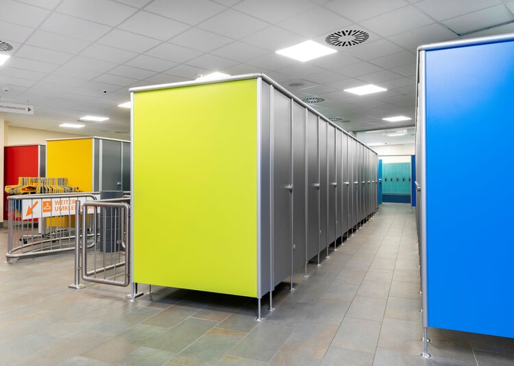 Fundermax Aquadrom Hockenheim Kabinen aus Max Compact Interior in den Dekoren 0252, 0741 und 0075 sowie der Oberfläche FH