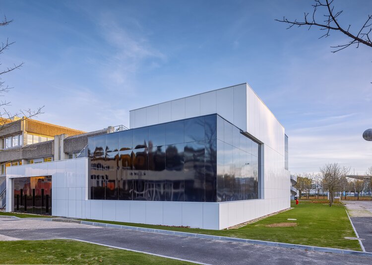 Fundermax Fassade Bürogebäude Genesis aus Max Compact Exterior in den Dekoren 0080 und 0085 sowie in der Oberfläche NG