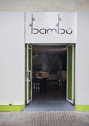 Fundermax Fassade und Inneneinrichtung Bar Bambú aus Star Favorit und Star Favorit Superfront in den Dekoren 0725, 0080 und 0877 sowie den Oberflächen SG und FH