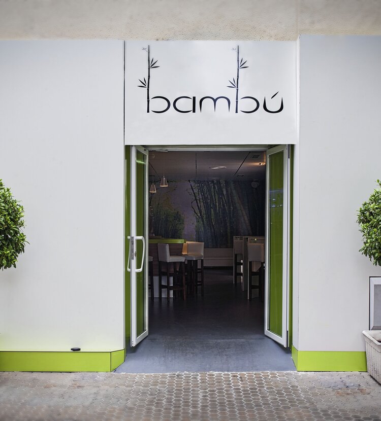 Fundermax Fassade und Inneneinrichtung Bar Bambú aus Star Favorit und Star Favorit Superfront in den Dekoren 0725, 0080 und 0877 sowie den Oberflächen SG und FH