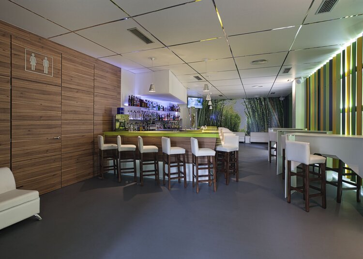 Fundermax Fassade und Inneneinrichtung Bar Bambú aus Star Favorit und Star Favorit Superfront in den Dekoren 0725, 0080 und 0877 sowie den Oberflächen SG und FH