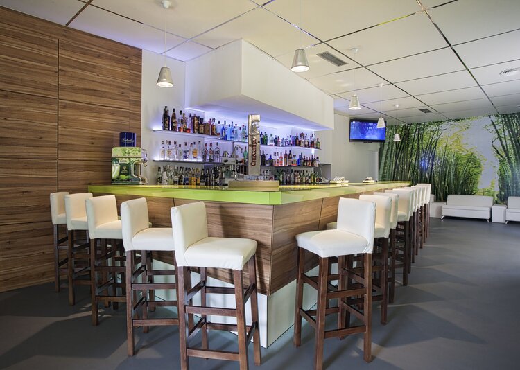 Fundermax Fassade und Inneneinrichtung Bar Bambú aus Star Favorit und Star Favorit Superfront in den Dekoren 0725, 0080 und 0877 sowie den Oberflächen SG und FH