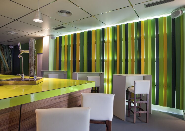 Fundermax Fassade und Inneneinrichtung Bar Bambú aus Star Favorit und Star Favorit Superfront in den Dekoren 0725, 0080 und 0877 sowie den Oberflächen SG und FH