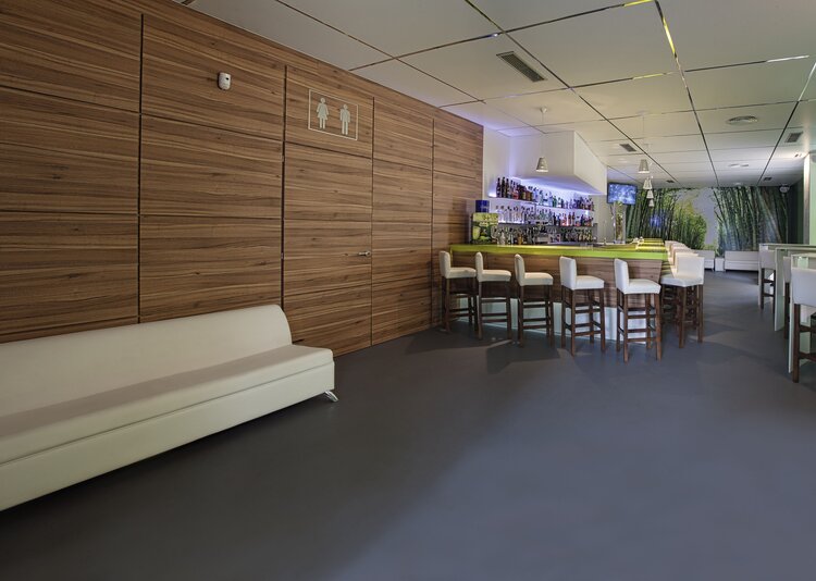 Fundermax Fassade und Inneneinrichtung Bar Bambú aus Star Favorit und Star Favorit Superfront in den Dekoren 0725, 0080 und 0877 sowie den Oberflächen SG und FH