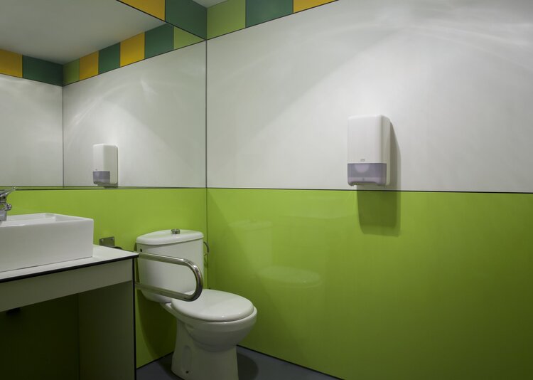 Fundermax Fassade und Inneneinrichtung Bar Bambú aus Star Favorit und Star Favorit Superfront in den Dekoren 0725, 0080 und 0877 sowie den Oberflächen SG und FH