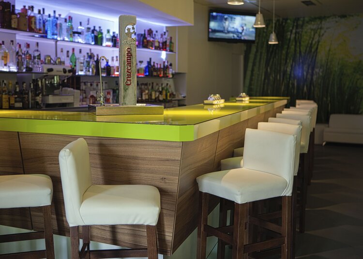 Fundermax Fassade und Inneneinrichtung Bar Bambú aus Star Favorit und Star Favorit Superfront in den Dekoren 0725, 0080 und 0877 sowie den Oberflächen SG und FH