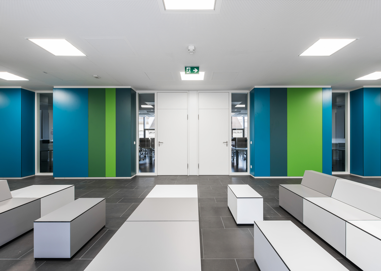 Fundermax Berufsschule Embelgasse Inneneinrichtung und Wandverkleidung aus Star Favorit und Max Compact Interior in den Dekoren 0631, 0703, 0712, 0617, 0059, 0085, 0691, 0680, 0075, 0074 in der Oberfläche FH