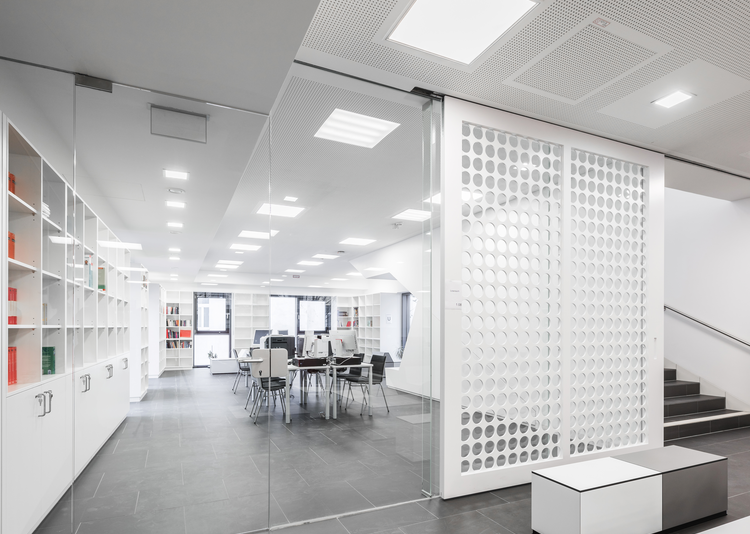 Fundermax Berufsschule Embelgasse Inneneinrichtung und Wandverkleidung aus Star Favorit und Max Compact Interior in den Dekoren 0631, 0703, 0712, 0617, 0059, 0085, 0691, 0680, 0075, 0074 in der Oberfläche FH