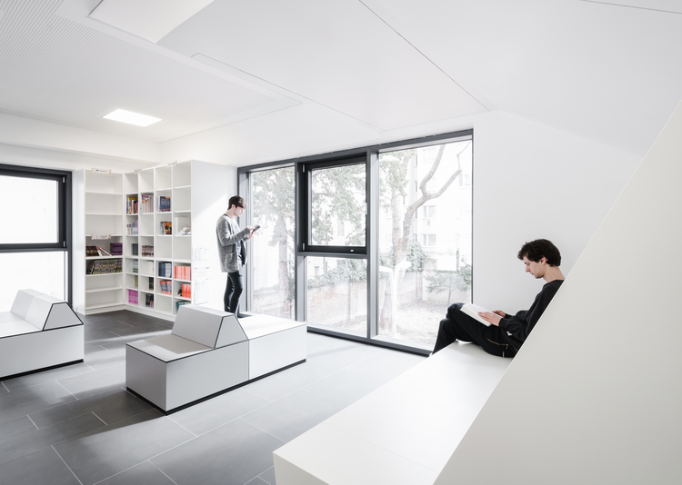 Fundermax Berufsschule Embelgasse Inneneinrichtung und Wandverkleidung aus Star Favorit und Max Compact Interior in den Dekoren 0631, 0703, 0712, 0617, 0059, 0085, 0691, 0680, 0075, 0074 in der Oberfläche FH