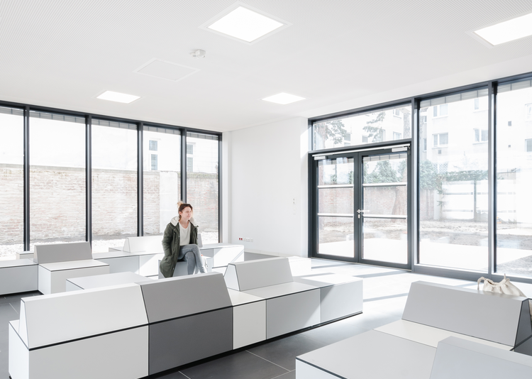 Fundermax Berufsschule Embelgasse Inneneinrichtung und Wandverkleidung aus Star Favorit und Max Compact Interior in den Dekoren 0631, 0703, 0712, 0617, 0059, 0085, 0691, 0680, 0075, 0074 in der Oberfläche FH