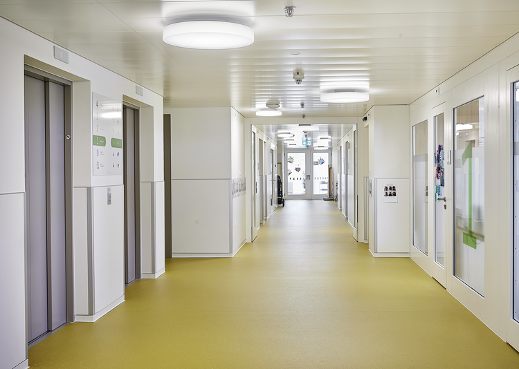 Fundermax Inneneinrichtung Bewohnerhaus mit Ateliertrakt aus Schichtstoff HPL und Star Favorit im Dekor 0085 und der Oberfläche FH