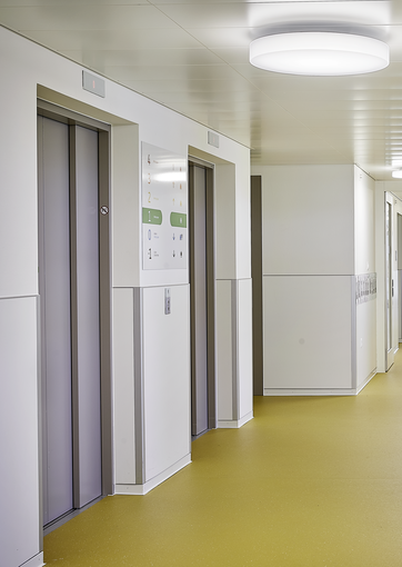 Fundermax Inneneinrichtung Bewohnerhaus mit Ateliertrakt aus Schichtstoff HPL und Star Favorit im Dekor 0085 und der Oberfläche FH