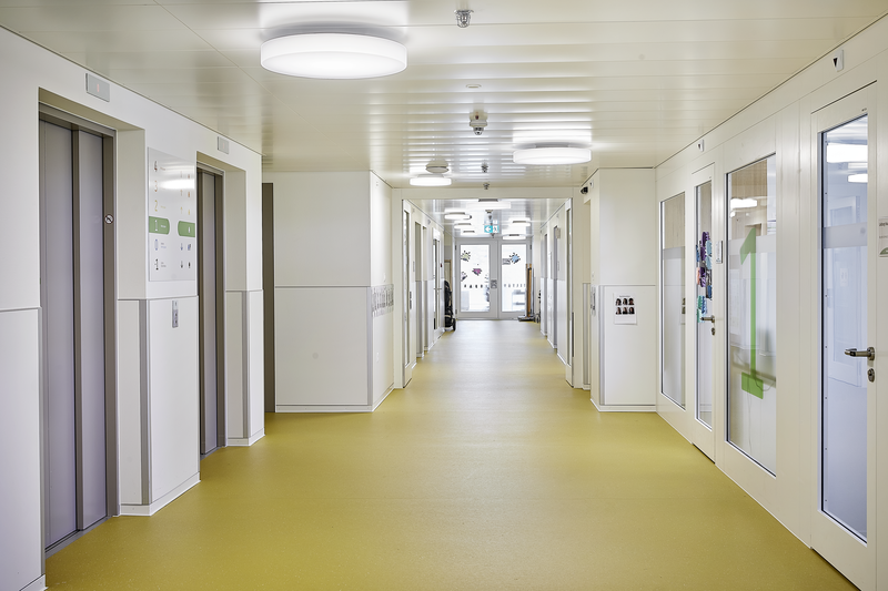 Fundermax Inneneinrichtung Bewohnerhaus mit Ateliertrakt aus Schichtstoff HPL und Star Favorit im Dekor 0085 und der Oberfläche FH