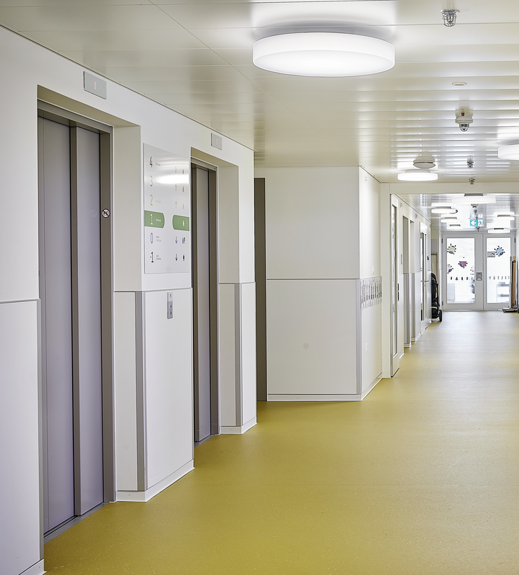 Fundermax Inneneinrichtung Bewohnerhaus mit Ateliertrakt aus Schichtstoff HPL und Star Favorit im Dekor 0085 und der Oberfläche FH