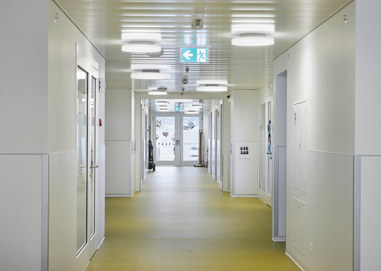 Fundermax Inneneinrichtung Bewohnerhaus mit Ateliertrakt aus Schichtstoff HPL und Star Favorit im Dekor 0085 und der Oberfläche FH