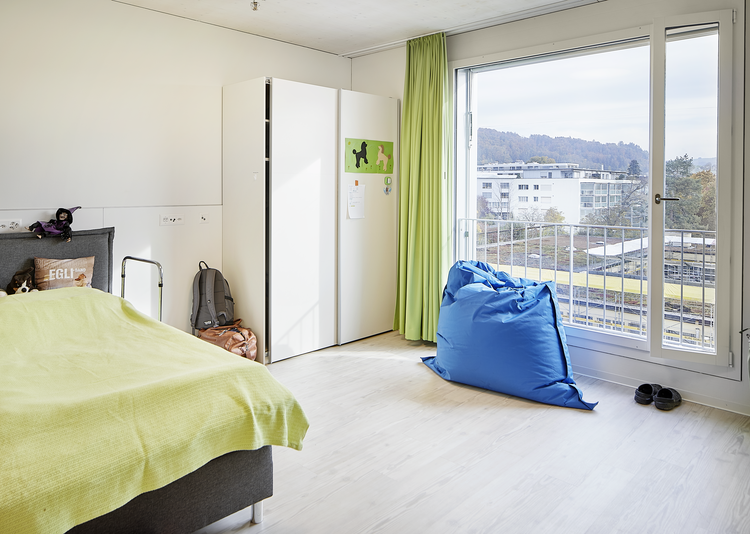 Fundermax Inneneinrichtung Bewohnerhaus mit Ateliertrakt aus Schichtstoff HPL und Star Favorit im Dekor 0085 und der Oberfläche FH