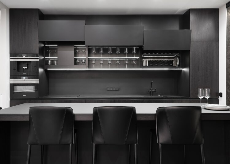 Fundermax Küche Black Object aus Max Compact Interior im Dekor 0080 und der Oberfläche SX