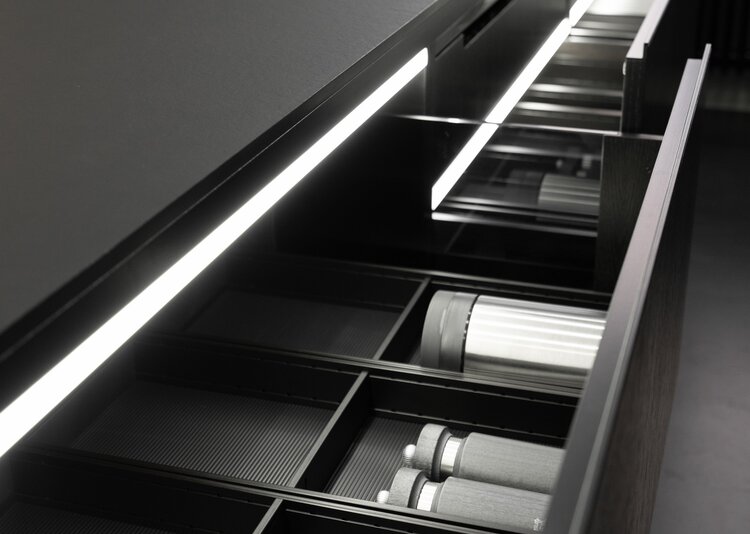 Fundermax Küche Black Object aus Max Compact Interior im Dekor 0080 und der Oberfläche SX