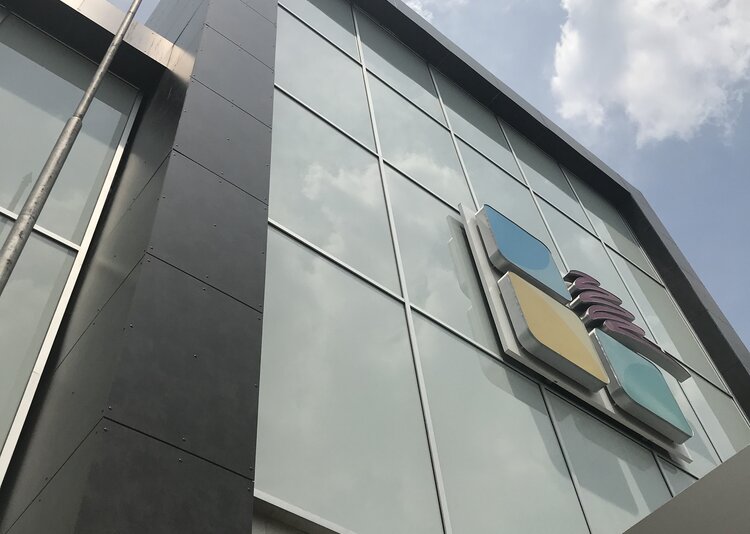 Fundermax Fassade Einkaufszentrum aus Max Compact Exterior in den Dekoren 0027, 0085, 0741, 0703 und 0712 sowie der Oberfläche NT