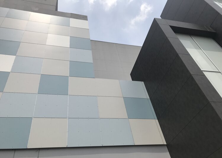 Fundermax Fassade Einkaufszentrum aus Max Compact Exterior in den Dekoren 0027, 0085, 0741, 0703 und 0712 sowie der Oberfläche NT
