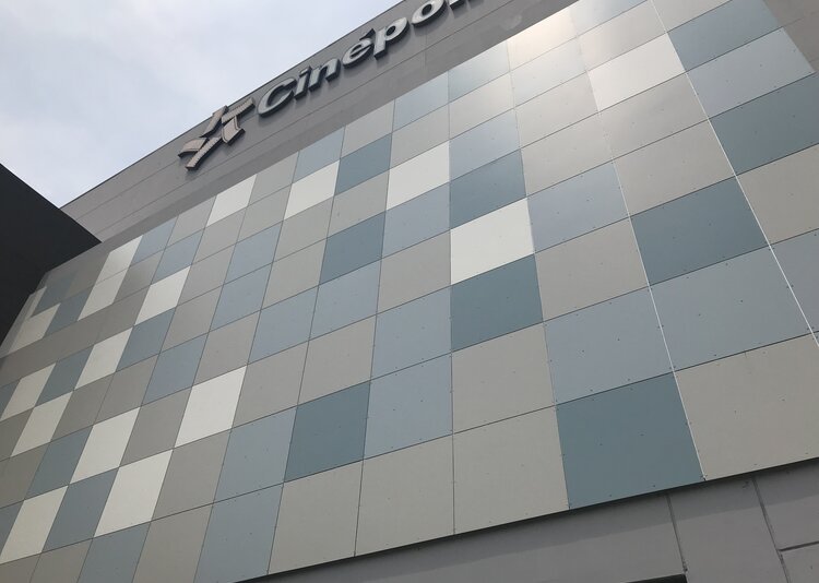 Fundermax Fassade Einkaufszentrum aus Max Compact Exterior in den Dekoren 0027, 0085, 0741, 0703 und 0712 sowie der Oberfläche NT