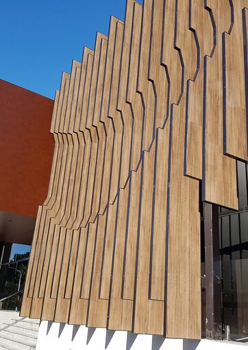 Fundermax Fassade Ceri Bürogebäude aus Max Compact Exterior in den Dekoren 0028, 0919 und 0080 sowie in der Oberfläche NT