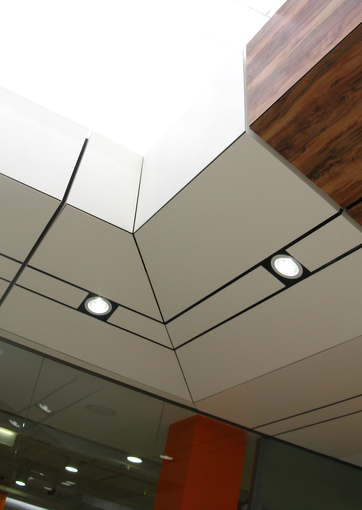 Fundermax Wandverkleidung Einkaufszentrum City Arena aus Max Compact Interior in den Dekoren 2715, 0085 und 0080 sowie in der Oberfläche FH