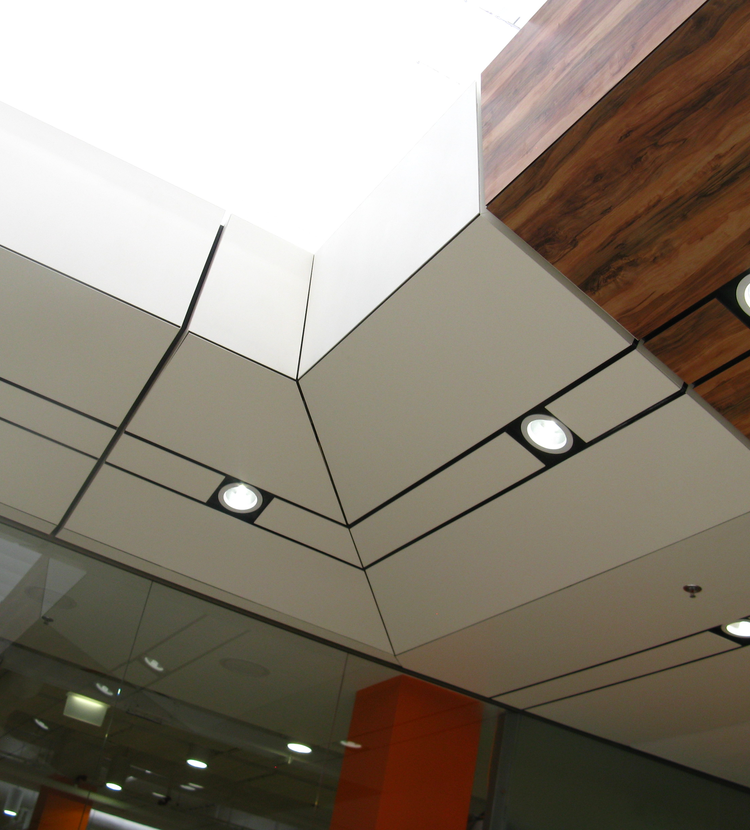 Fundermax Wandverkleidung Einkaufszentrum City Arena aus Max Compact Interior in den Dekoren 2715, 0085 und 0080 sowie in der Oberfläche FH
