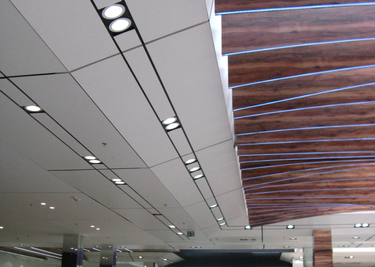 Fundermax Wandverkleidung Einkaufszentrum City Arena aus Max Compact Interior in den Dekoren 2715, 0085 und 0080 sowie in der Oberfläche FH
