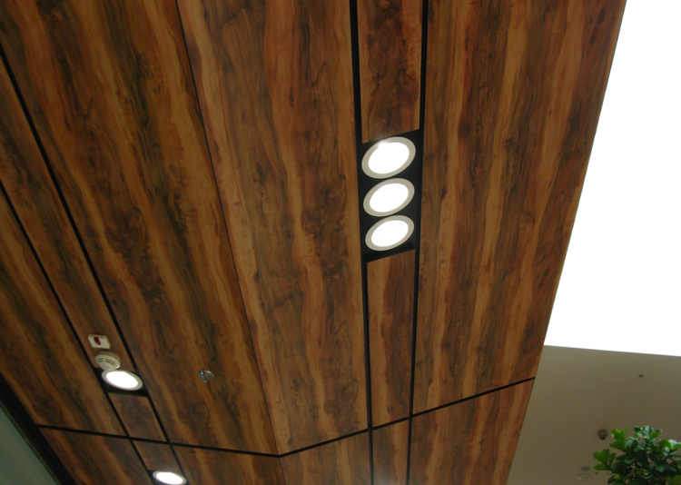 Fundermax Wandverkleidung Einkaufszentrum City Arena aus Max Compact Interior in den Dekoren 2715, 0085 und 0080 sowie in der Oberfläche FH