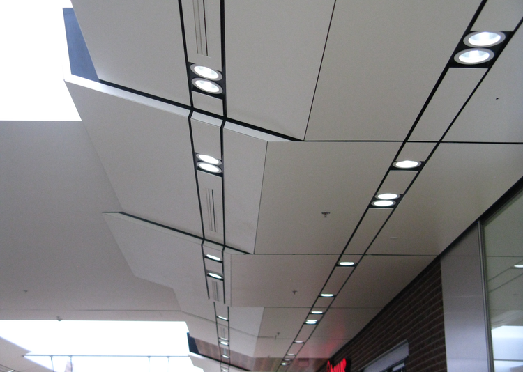 Fundermax Wandverkleidung Einkaufszentrum City Arena aus Max Compact Interior in den Dekoren 2715, 0085 und 0080 sowie in der Oberfläche FH