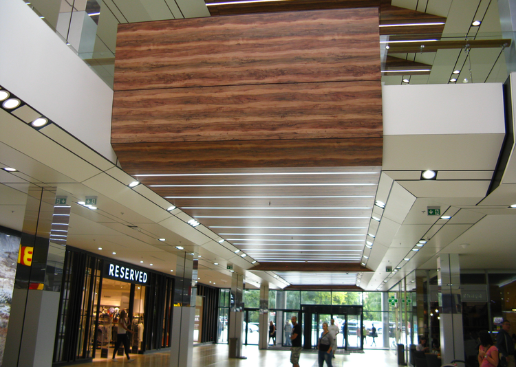 Fundermax Wandverkleidung Einkaufszentrum City Arena aus Max Compact Interior in den Dekoren 2715, 0085 und 0080 sowie in der Oberfläche FH