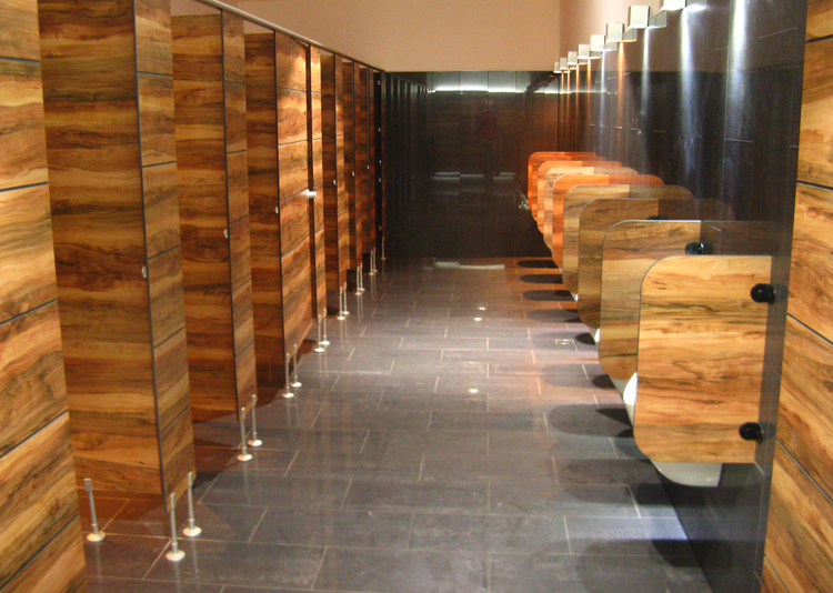 Fundermax Wandverkleidung Einkaufszentrum City Arena aus Max Compact Interior in den Dekoren 2715, 0085 und 0080 sowie in der Oberfläche FH