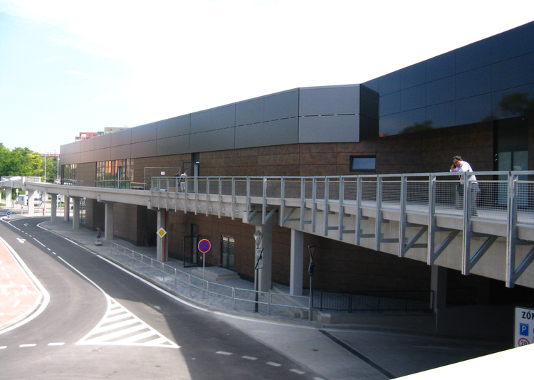 Fundermax Fassade Einkaufszentrum City Arena aus Max Compact Exterior in den Dekoren 0794, 0427, 0674, 0386 und 0080 sowie den Oberflächen NT und NG