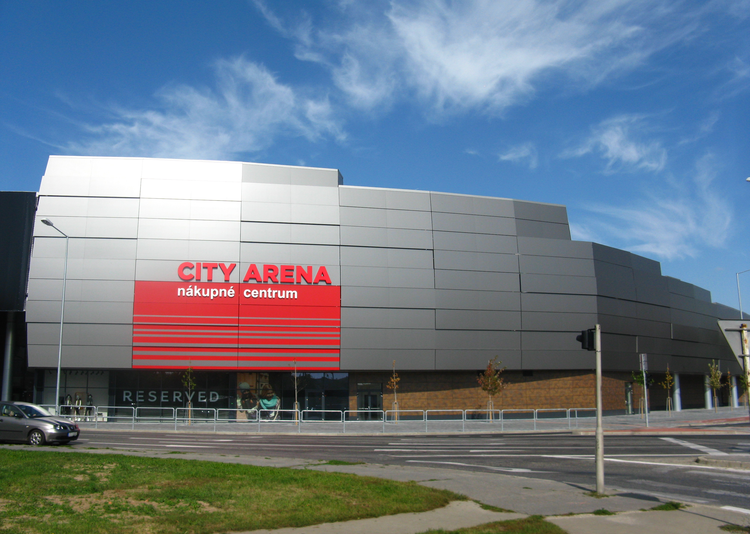Fundermax Fassade Einkaufszentrum City Arena aus Max Compact Exterior in den Dekoren 0794, 0427, 0674, 0386 und 0080 sowie den Oberflächen NT und NG
