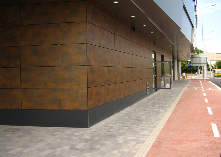 Fundermax Fassade Einkaufszentrum City Arena aus Max Compact Exterior in den Dekoren 0794, 0427, 0674, 0386 und 0080 sowie den Oberflächen NT und NG