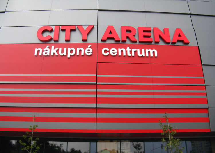 Fundermax Fassade Einkaufszentrum City Arena aus Max Compact Exterior in den Dekoren 0794, 0427, 0674, 0386 und 0080 sowie den Oberflächen NT und NG