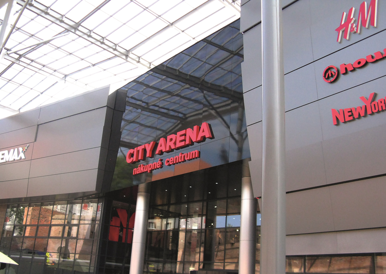Fundermax Fassade Einkaufszentrum City Arena aus Max Compact Exterior in den Dekoren 0794, 0427, 0674, 0386 und 0080 sowie den Oberflächen NT und NG