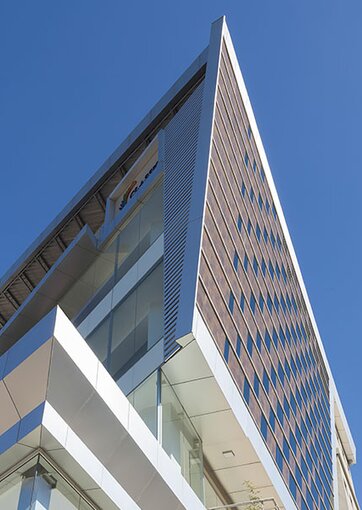 Fundermax Fassade Bürogebäude aus Max Compact Exterior im Dekor 0794 und der Oberfläche NT