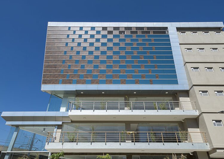 Fundermax Fassade Bürogebäude aus Max Compact Exterior im Dekor 0794 und der Oberfläche NT