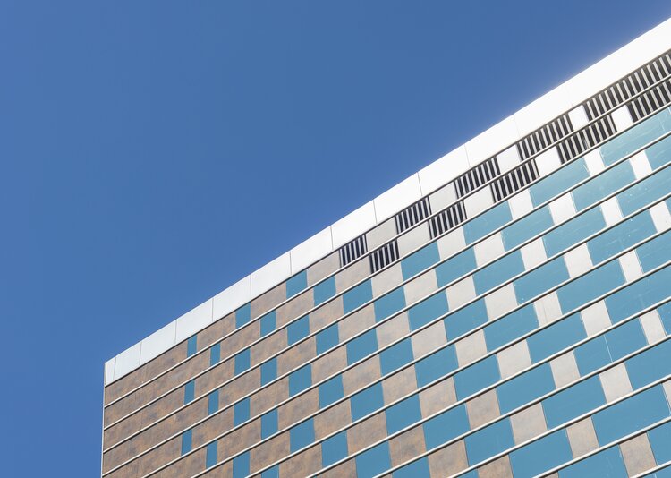 Fundermax Fassade Bürogebäude aus Max Compact Exterior im Dekor 0794 und der Oberfläche NT